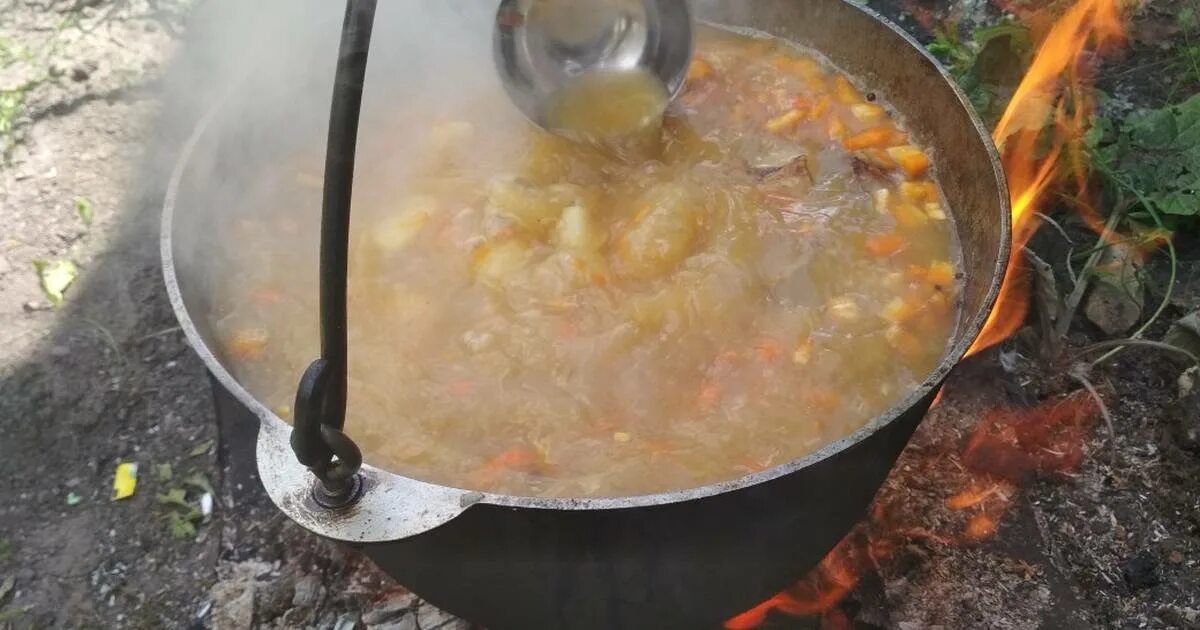 Шурпа в казане на костре из баранины. Шурпа в казане на костре. Шурпа из баранины в казане на костре. Суп Шурпа на костре в казане. Шурпа из баранины в казане.