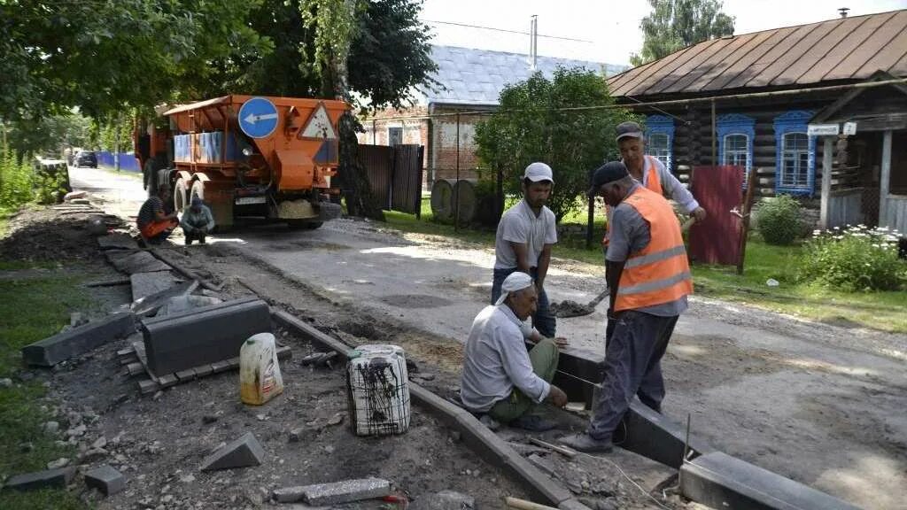 Ремонт дорог в Горловке. Срезали дорогу Шилове. Узбеки чинят дорогу.