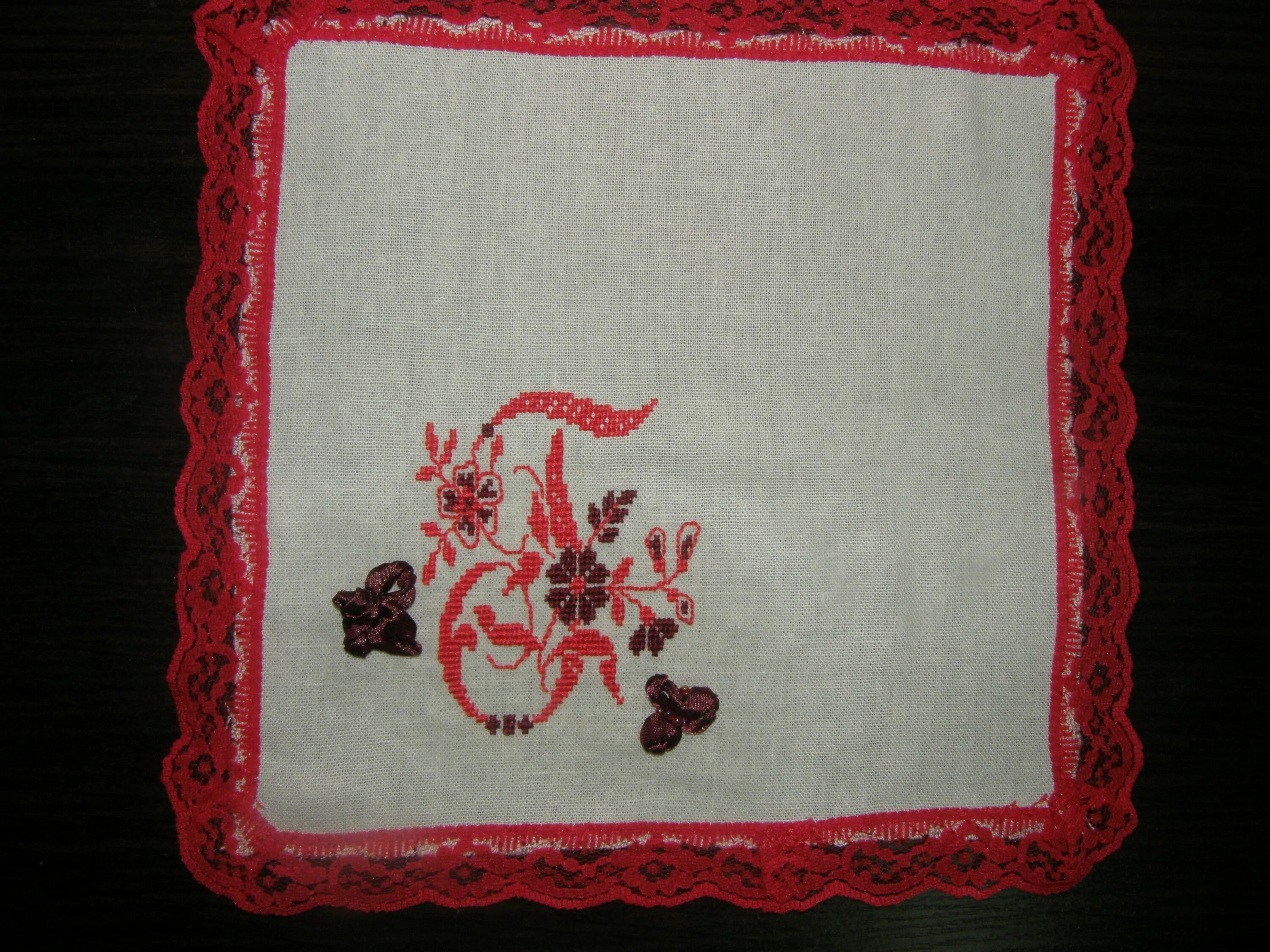 косынка с вышивкой. вышитый платок для мужчины. монограмма на платке. платочек вышивка для мамы. везу я вышитый платок.