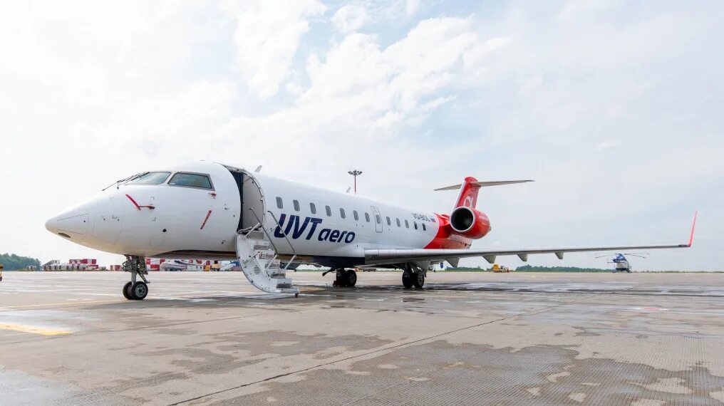 Сургут-казань авиабилеты прямой. Bombardier crj200 ювт. Стригино аэропорт фото из самолета зима. Нижний новгород азимут аэропорт. Crj-200 ювт аэро.