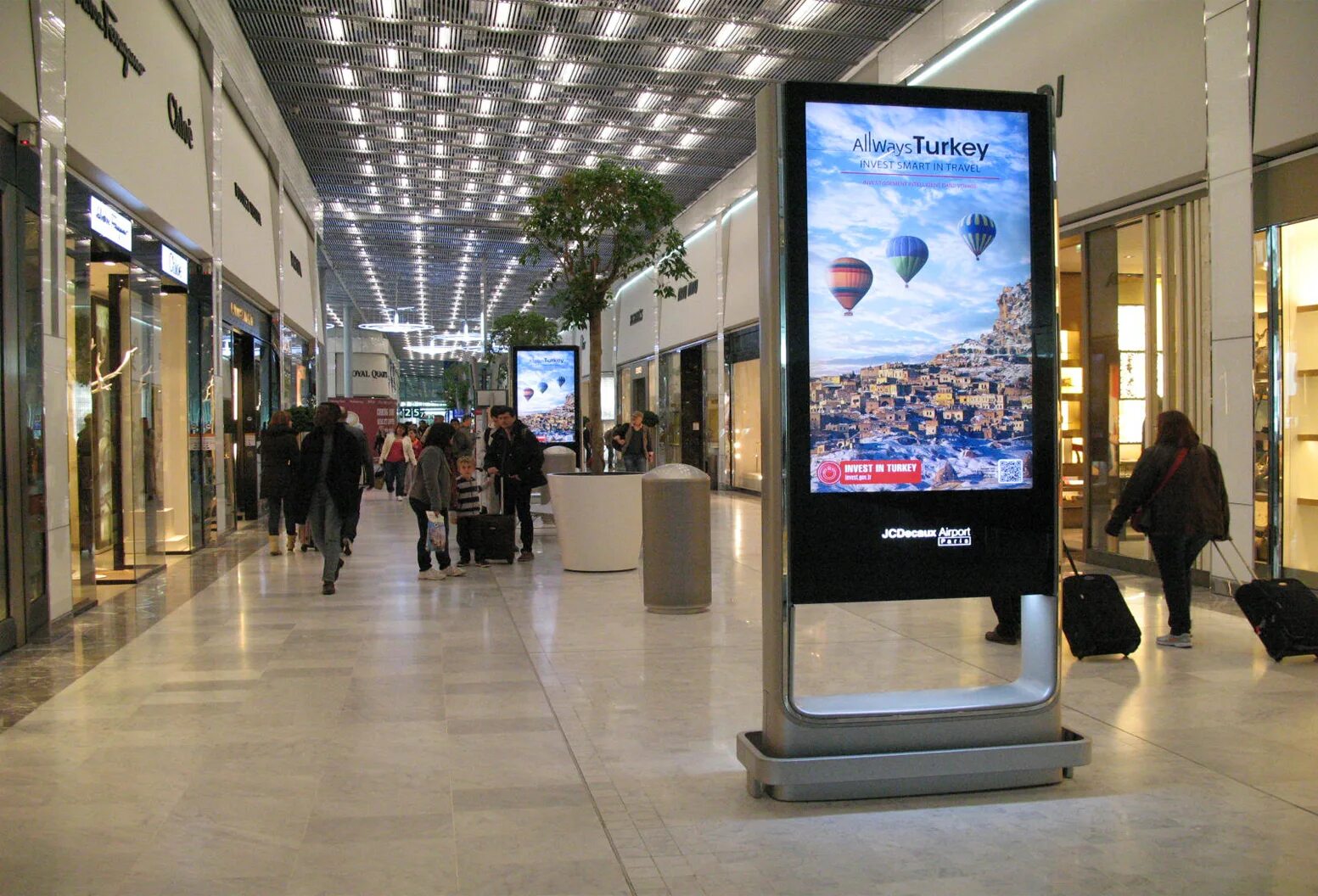 Digital Signage экраны. Экран в торговом центре. Рекламные экраны в торговых центрах. Рекламный экран в ТЦ.