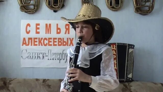 Пьеса кларнет. Маленькая пьеса. Весенний кларнет девушка.