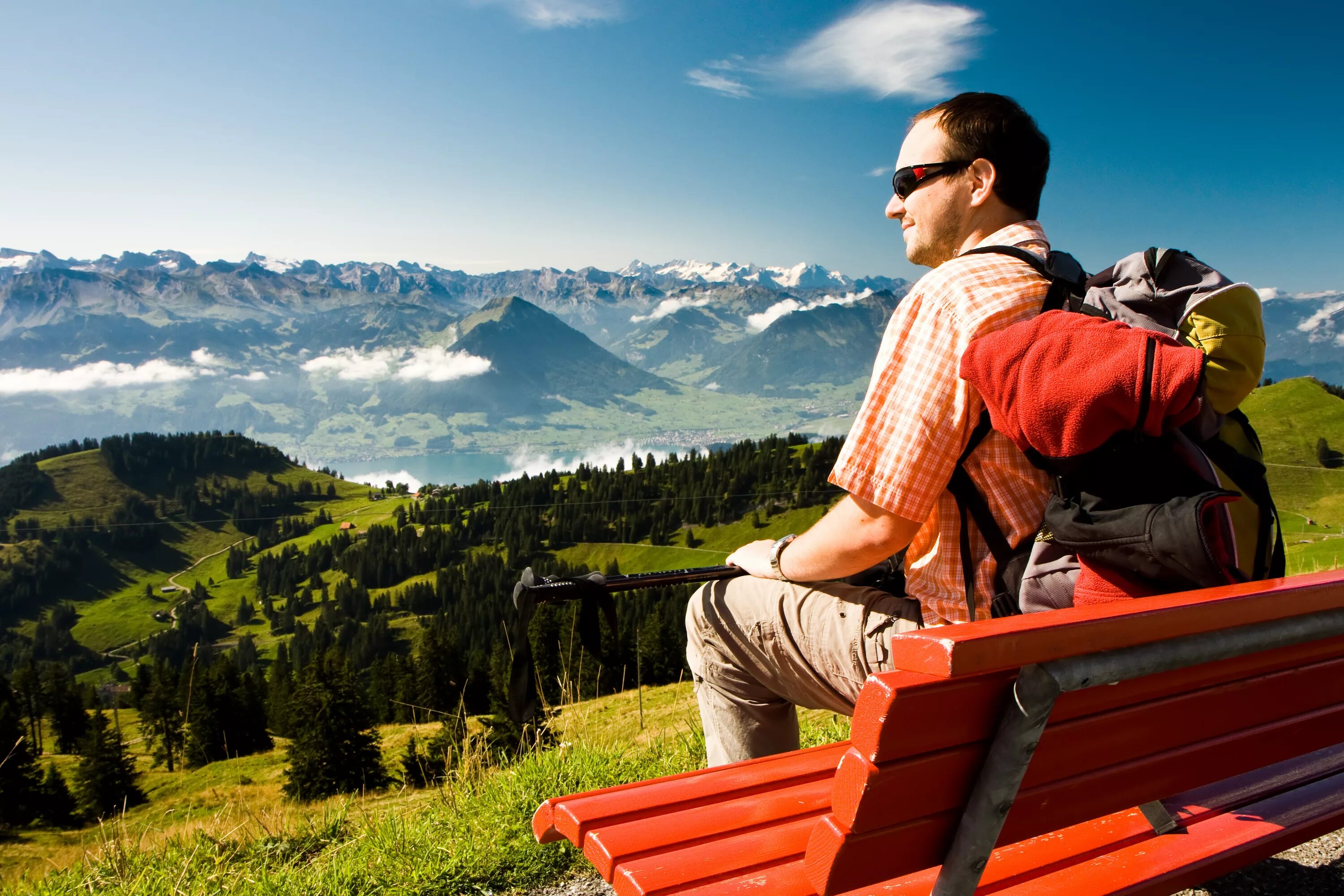 Тропа Хардерграт Швейцария. Люди отдыхают в горах. Отпуск в горах. Турист на фоне гор. Mountain travel