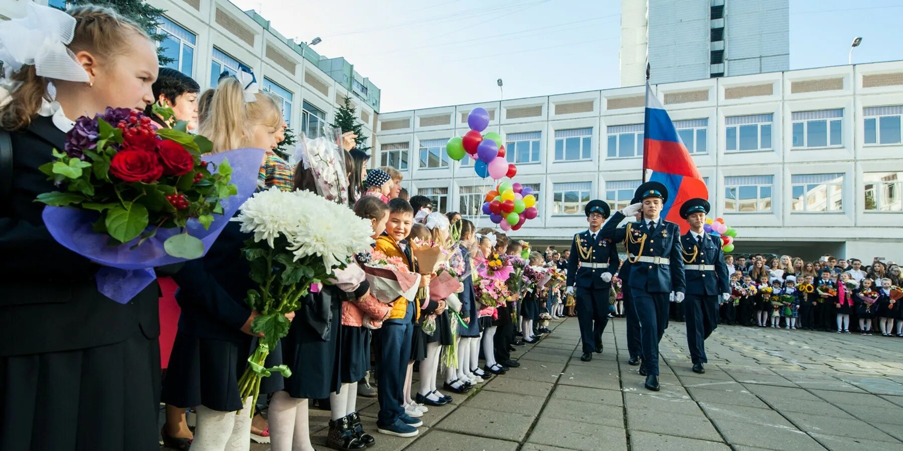 Школы москвы в понедельник работают. Линейка в школе. Школьники на линейке. Школьная линейка 1 сентября. Первое сентября линейка в школе.