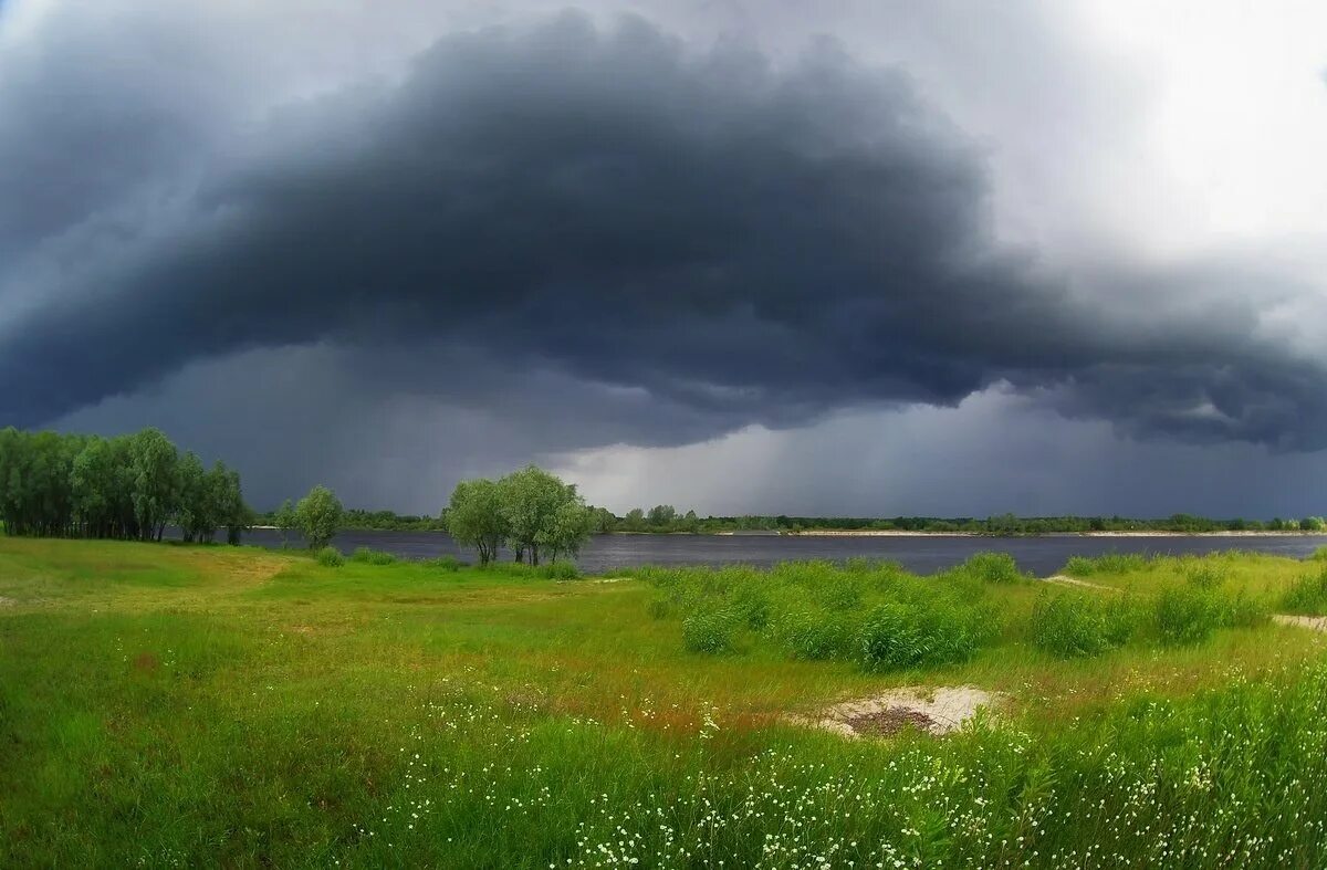 пасмурный день в деревне. тучи перед дождем. небо перед дождем. небо перед дождем. тучи после дождя.