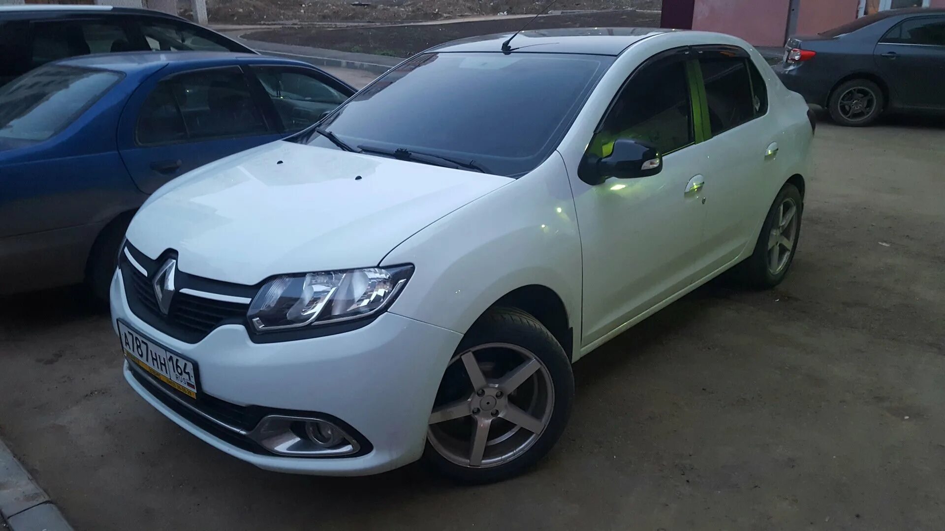 Рено логан 2 какие диски. Renault logan 2 r17. рено логан 2 r17. рено логан 2 на 17 колесах. рено логан 2 на 16 дисках белый.