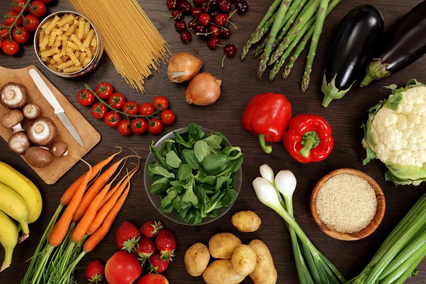 Разнообразное питание. Полезная еда. здоровое питание. полезные продукты. продукты овощи.