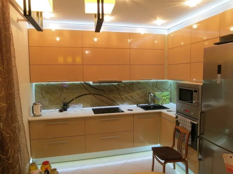 Фальш панель для кухни. Фальшпанель для кухни под потолок. П образные кухни. Фальш панель для кухонного гарнитура. Фальш кухня.