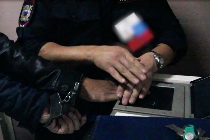 полицейский с бумагами. оперативно-розыскные мероприятия. оперативно розыскных несовершеннолетними. оперативно-профилактическое мероприятие «надзор». оперативный сотрудник полиции.