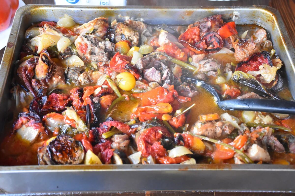 каре баранины на гриле. баранина на овощной подушке. баранина с овощами. баранина с овощами в духовке фото. баранина тушеная с овощами.