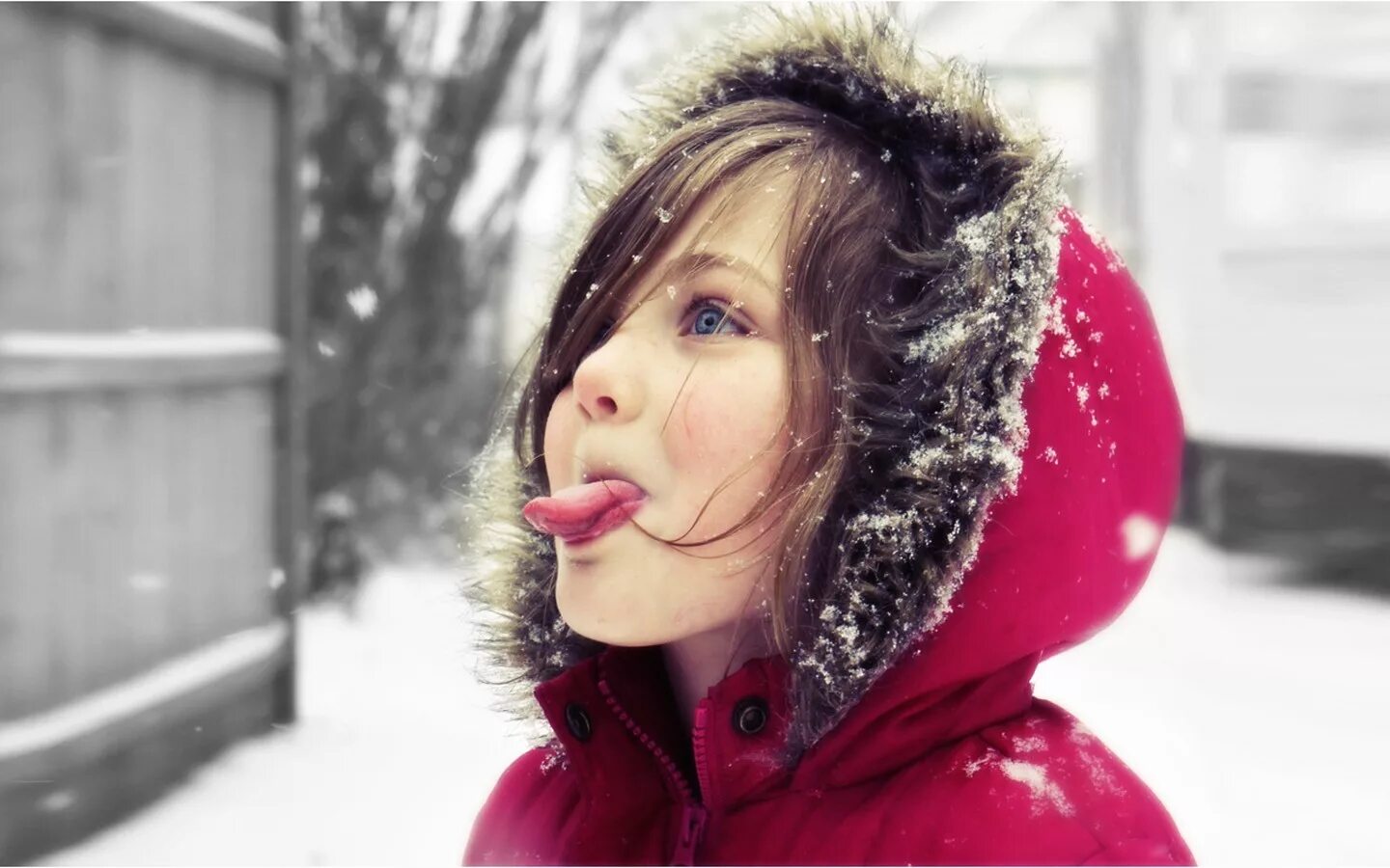 Ловить ртом воздух. Ловить снежинки ртом. Зимняя хандра. Веселая девушка зимой. Девушка ловит снежинки.