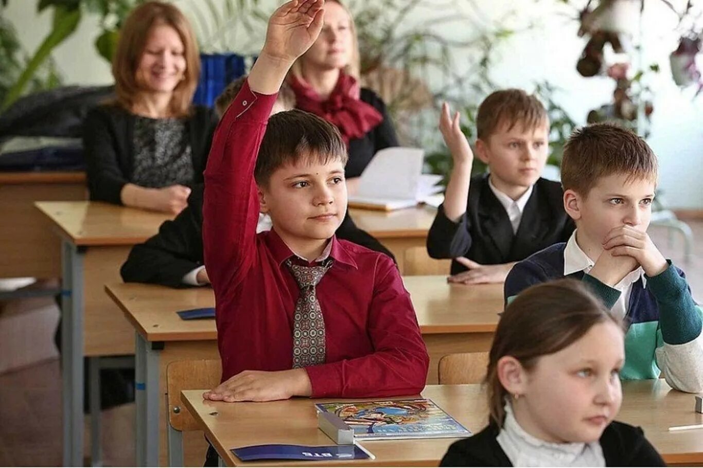 Зовите урок в школе. Ученики в школе. Школьники младших классов. Класс с учениками. Школьники за партой.