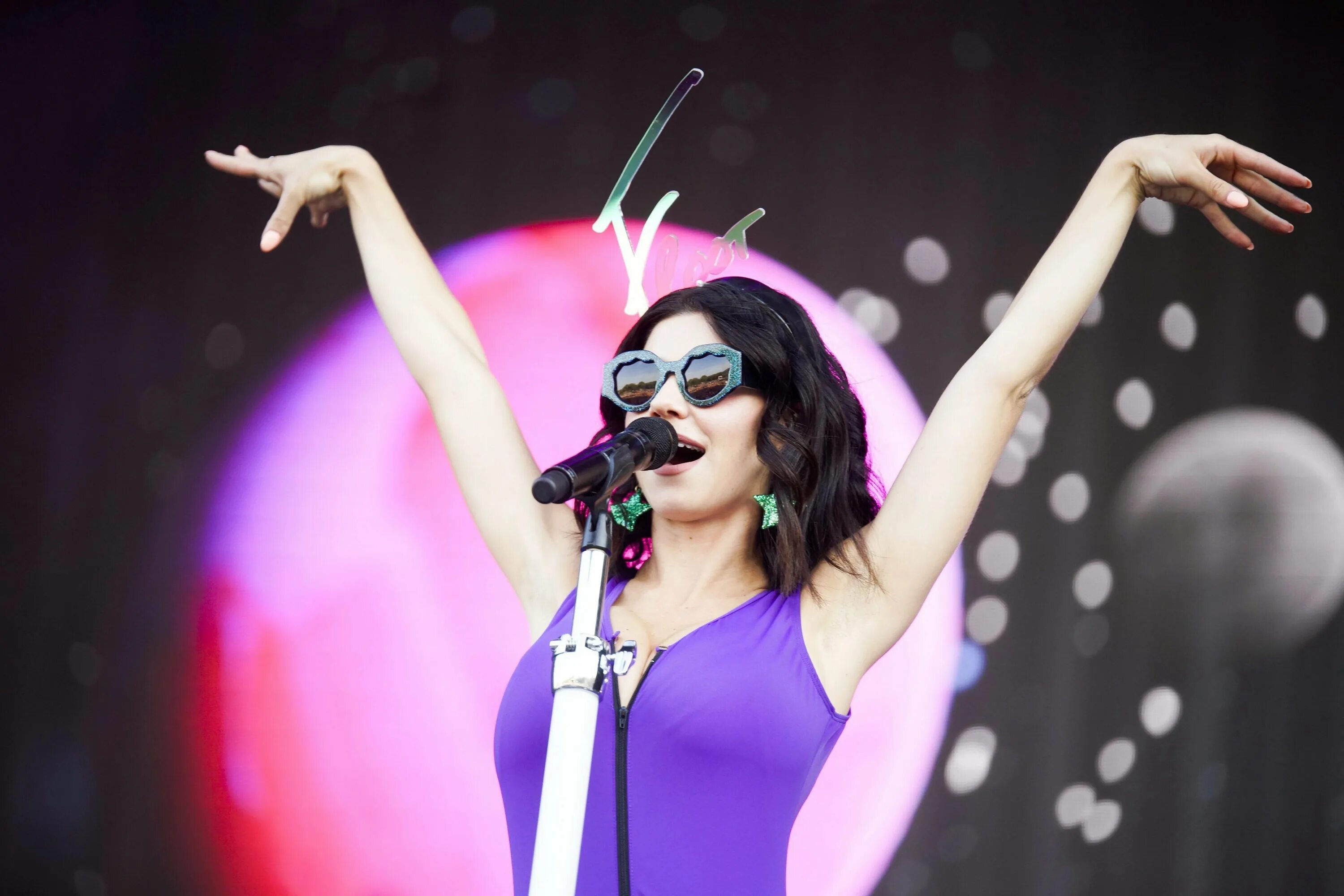 Marina and the diamonds фото. Marina in the diamonds. Marina diamandis 2021. Певица марине слушать. Marina and the diamonds 2022.