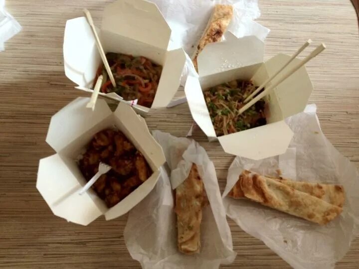 Еда в коробочках красноярск. Китайская еда в коробочках красноярск. Китайская лапша в коробочках эстетика. Еда в коробочках красноярск. Китайская еда в коробочках сеть ресторанов.