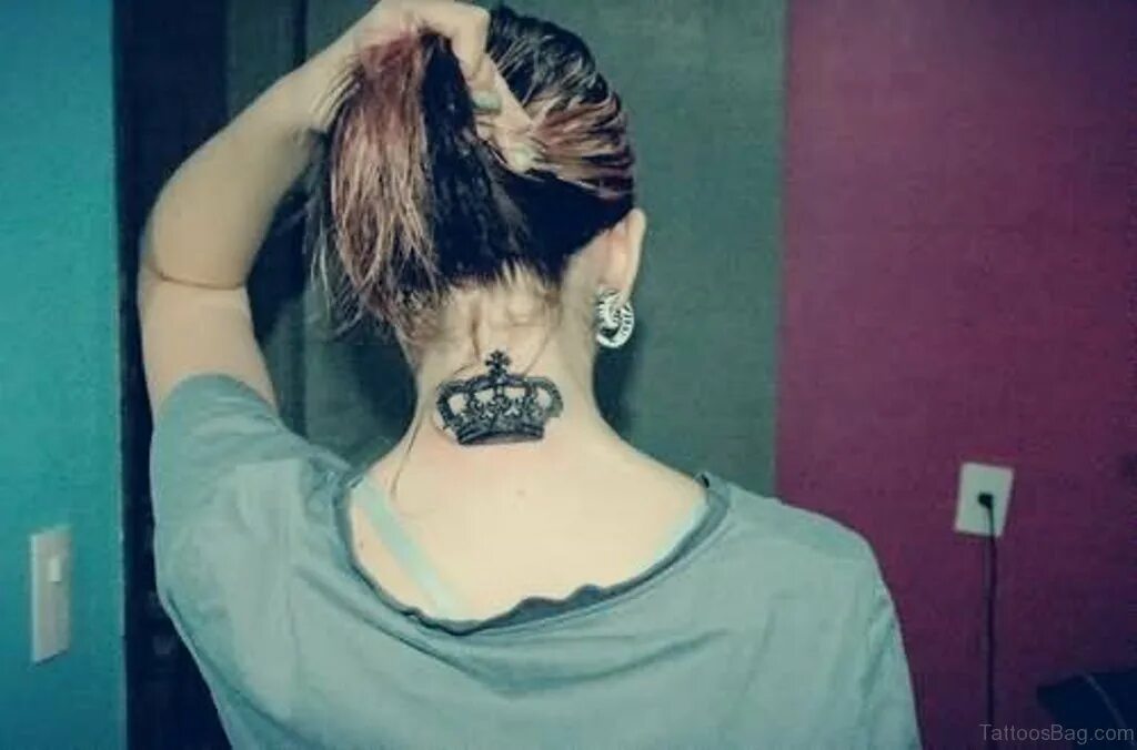 татуировка на шее надпись. татухи на шею мужские. наколки с надписями на шею. оксимирон тату 1703.