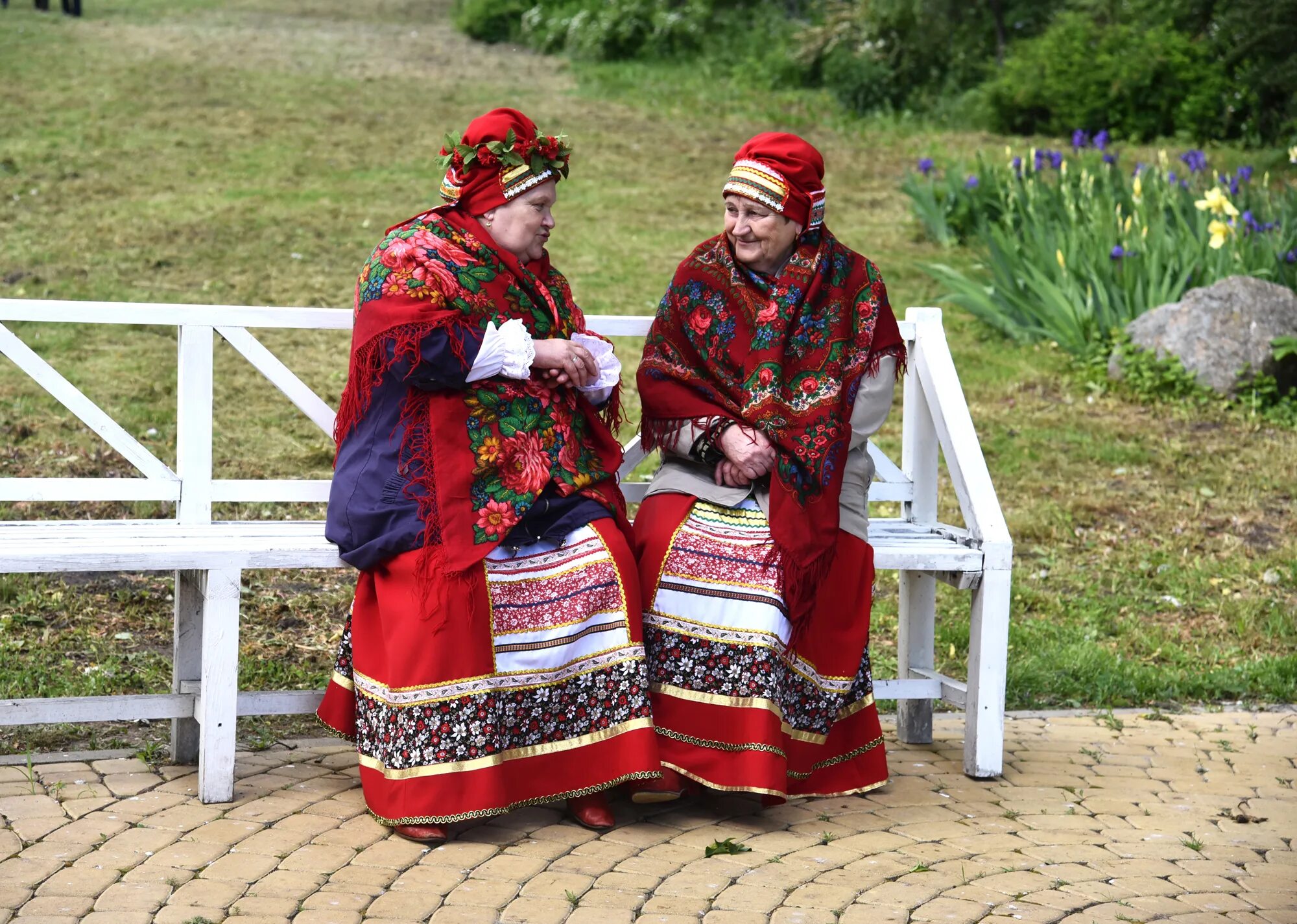 Щука кумушка. Кумушки на скамейке. Кумушки фольклор. Фольклорист. Две кумушки.