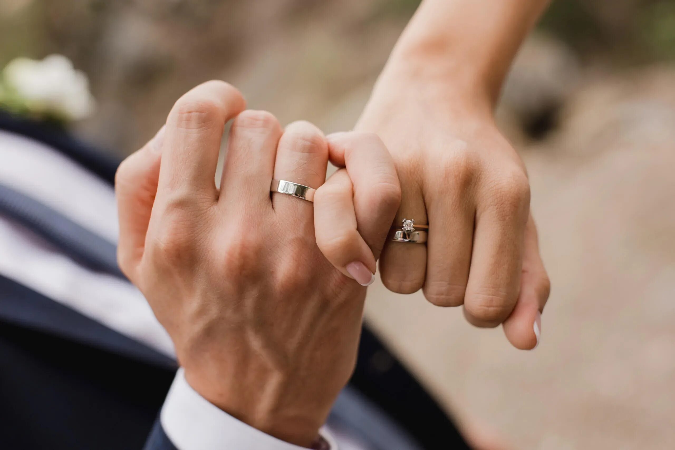 Против замужества. Свадьба руки с кольцами. Молодожены. Брачный Союз. Свадебные фото руки с кольцами.