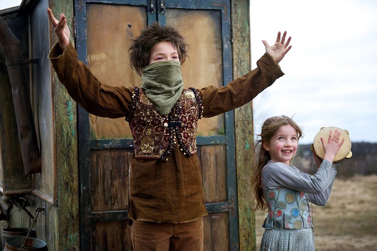 Человек который смеется кратко. Человек который смеётся виктор гюго фильм. Человек который смеется кратко. Гюго человек который смеется. Гуинплен виктор гюго.