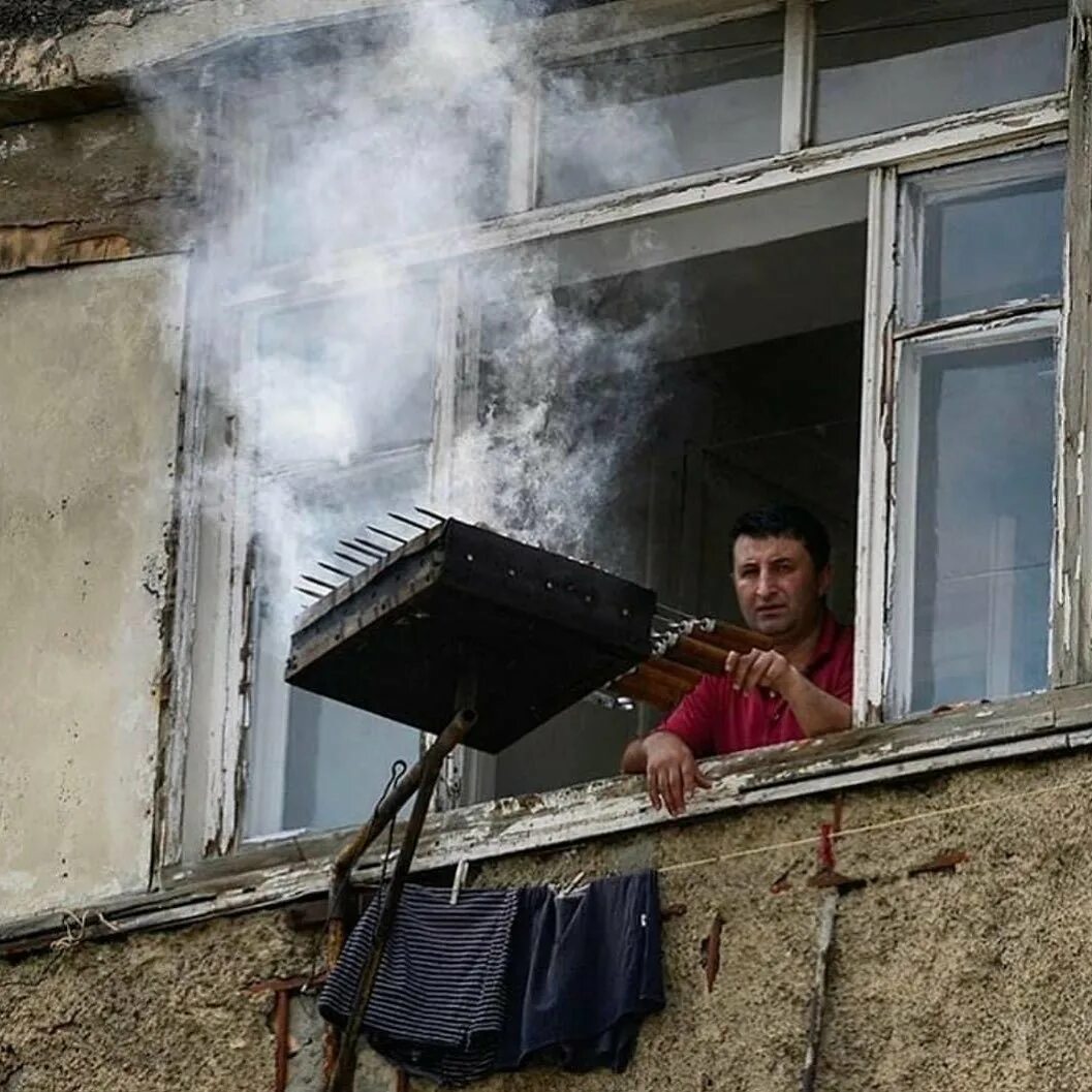 Шашлык на балконе. Барбекю на балконе. Мангал на балконе. Шашлык на окне.