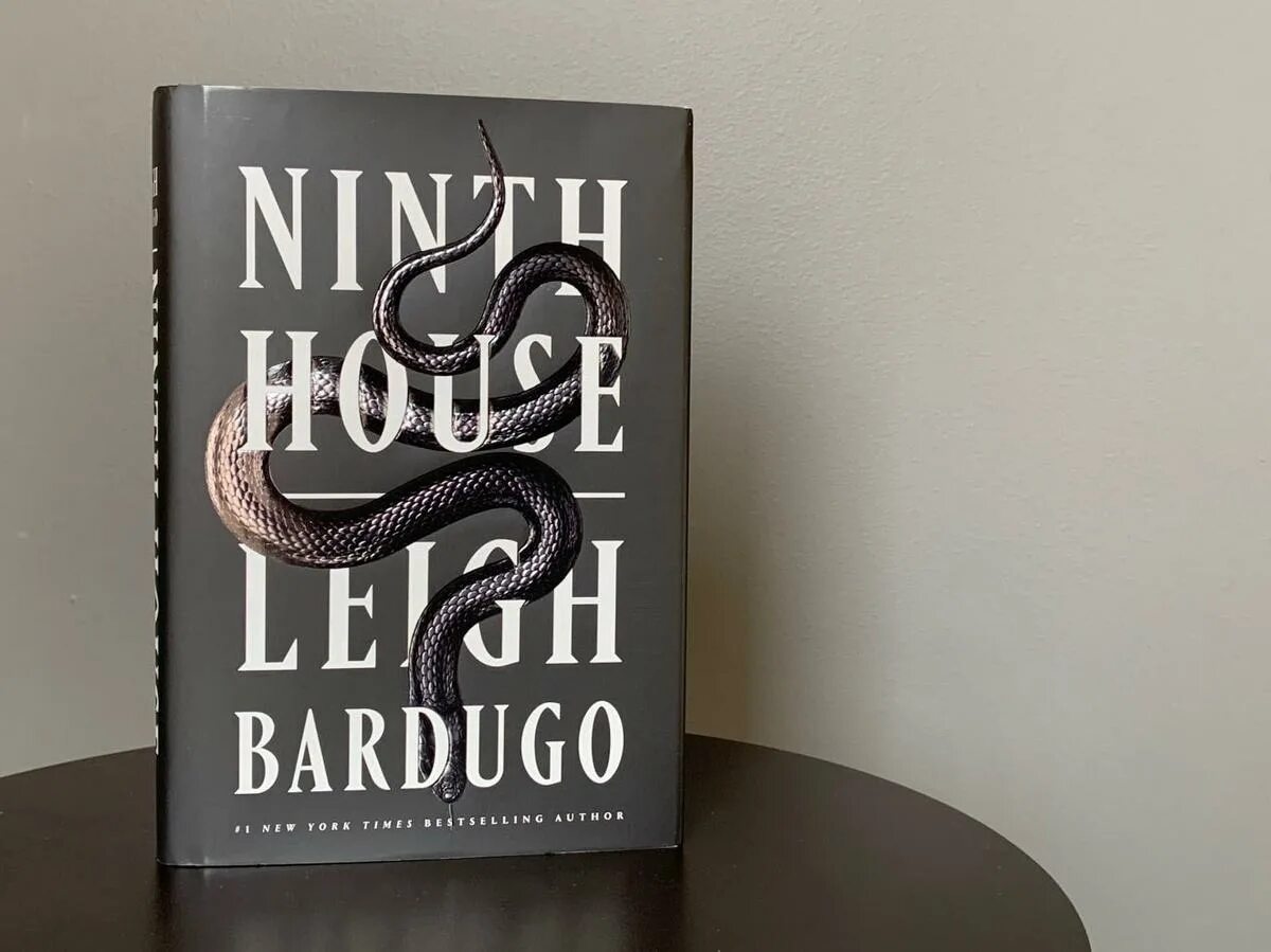 9 book. Bardugo Leigh "ninth House". Ли Бардуго "девятый дом". Стивен Кинг девятый дом ли Бардуго. Девятый дом ли Бардуго книга.