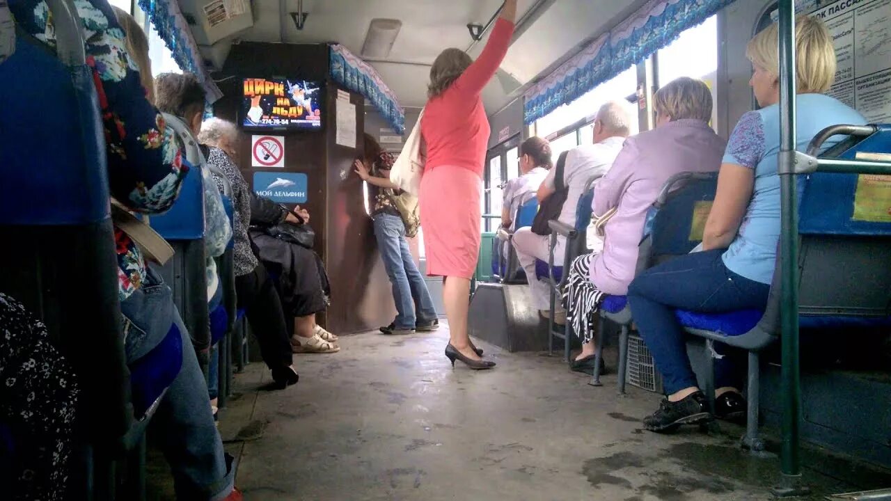 Прижался к девушке в автобусе. Попки девушек в транспорте. Облапали девочек в автобусе. Девки в автобусе видео. Попы в общественном транспорте.