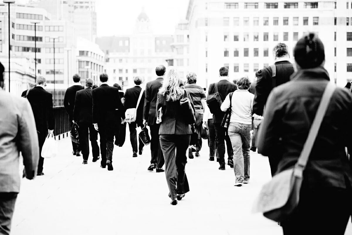 Вышли ли люди на работу. Люди идут на работу. Человек идет. Люди спешат на работу. Толпа людей идущих на работу.