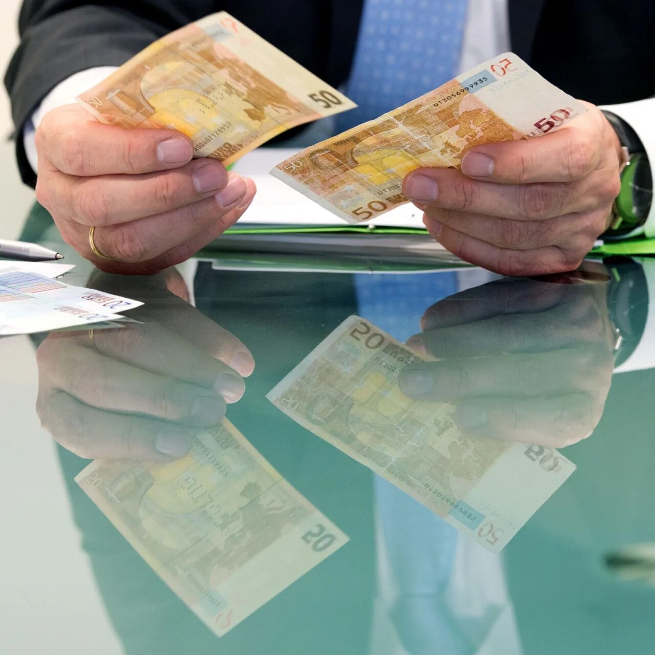 Микрозаймы для граждан снг в москве. Деньги иностранных граждан. Деньги иностранных граждан. Займы для иностранных граждан. Займ для иностранных граждан узбекистана.