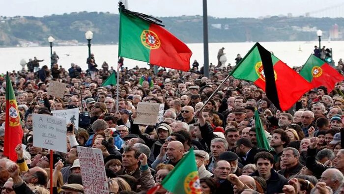 Португалия население. Население Португалии. Митинги в Португалии. Португалия люди. Португалия занятия населения.