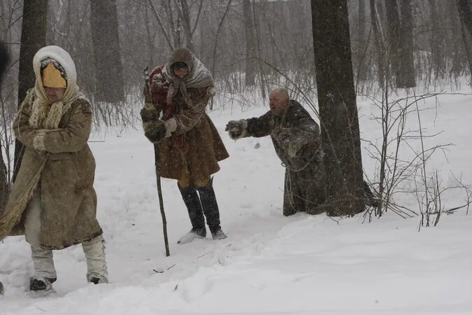 Французы мерзнут. Французы под Москвой зимой. Французы под Москвой замерзли. Пленные французы зимой.