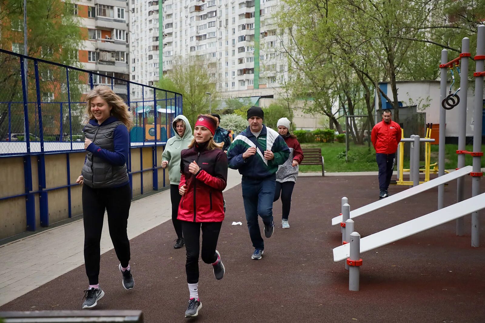 Где проходят занятия проекта мой спортивный район. Спортивная площадка в парке. Тренировка на улице площадка. Спортивный район. Самые необычные спортивные площадки.