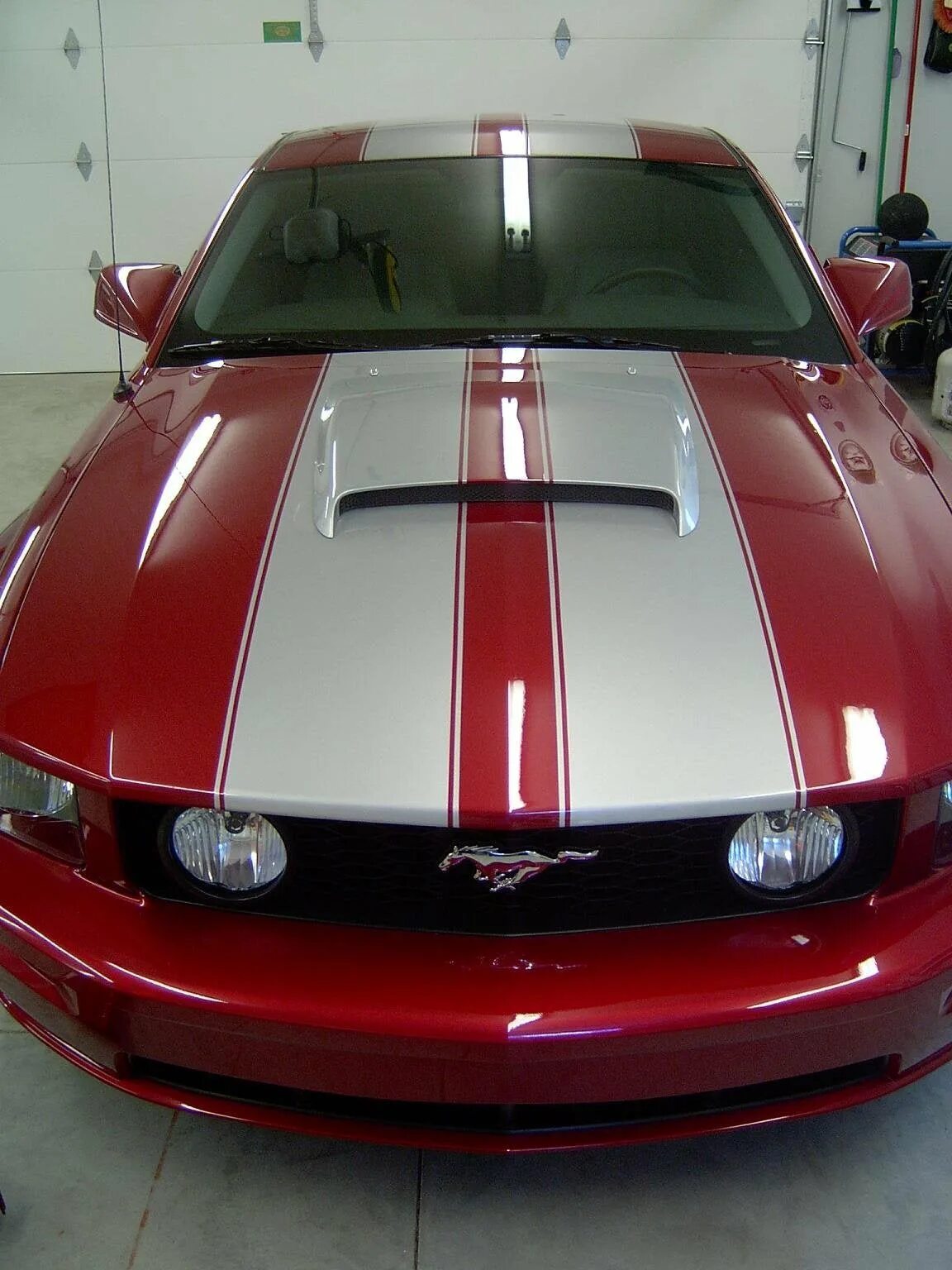 Покрасить капот автомобиля. Ford Mustang 2005 gt Hood Scoop. Ford Mustang 2006. Mustang 2007 капот. Ford Mustang Hood Stripes.