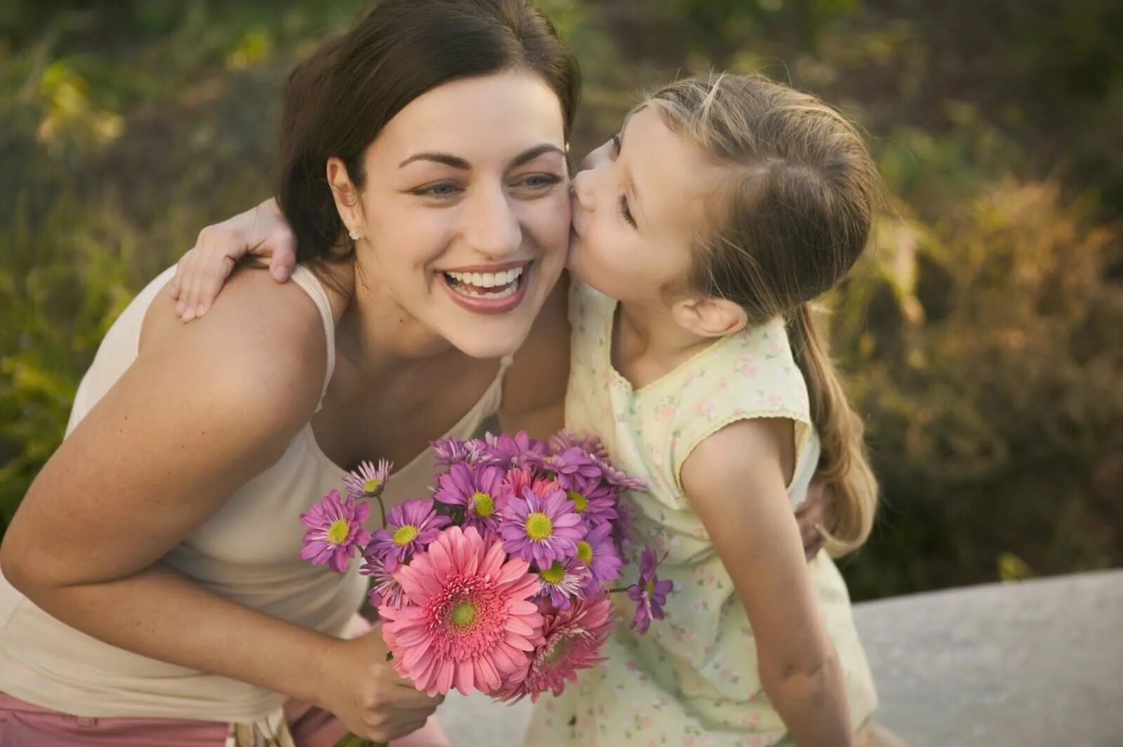 День матери. Самая красивая мама. Цветы для мамы. Фотосессия мама и дочка. Бесплатное видео красивых мамочек
