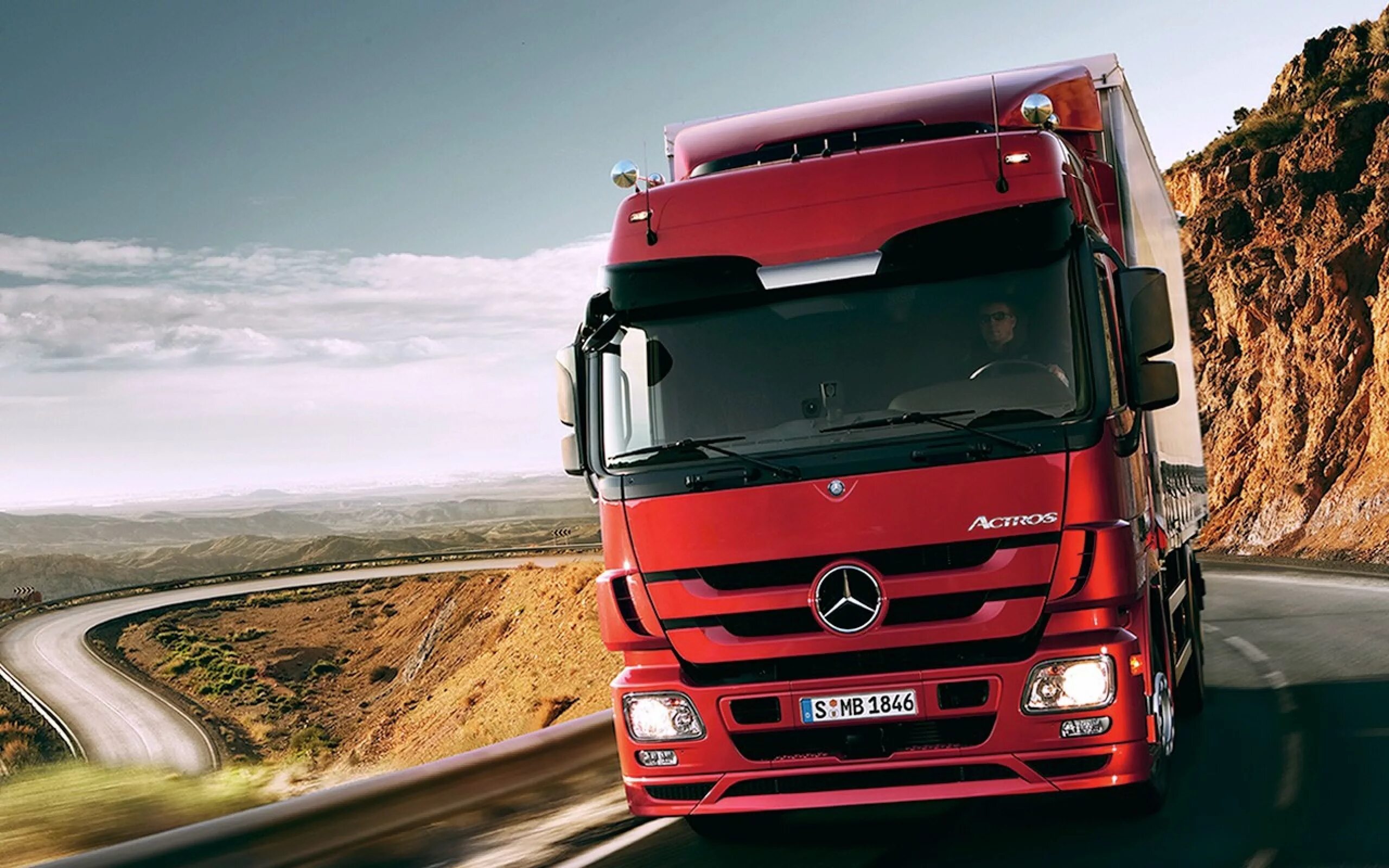 Водитель категории б межгород. Mercedes-Benz Actros. Mercedes-Benz Actros 3. Тягач Мерседес Актрос 1841. Трак Мерседес грузовик.