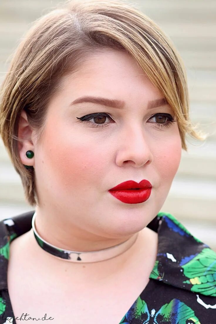 Адель певица с каре. Актриса мелисса маккарти. Пухлое лицо. Макияж для полных. Адель 2010.