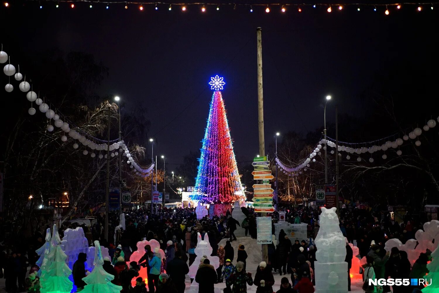 новогодний омск куда сходить. новогодний омск 2020. красивые места в омске на новый год. киров елка на театралке 2021. елка у цирка омск.