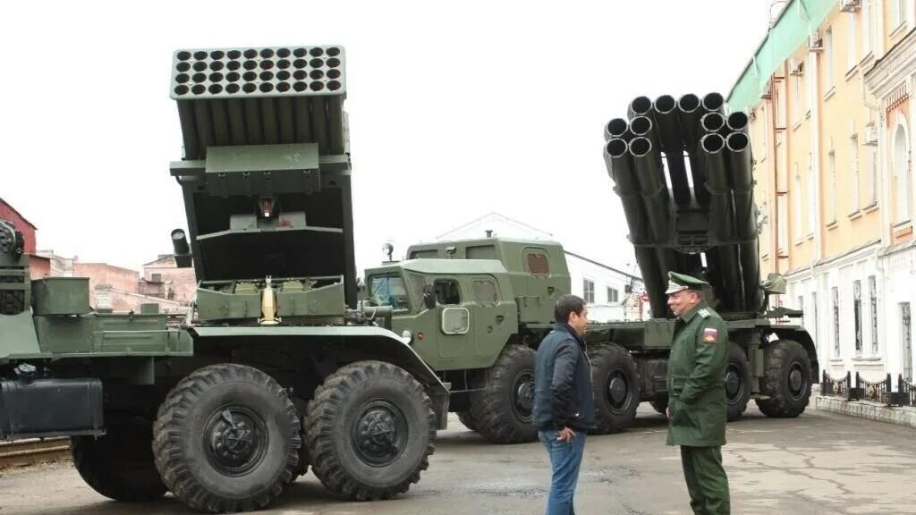 Rm-70 реактивная система залпового огня. Торнадо рсзо 300мм. Торнадо смерч рсзо. Маз 543 торнадо-с. Торнадо рсзо 300мм.