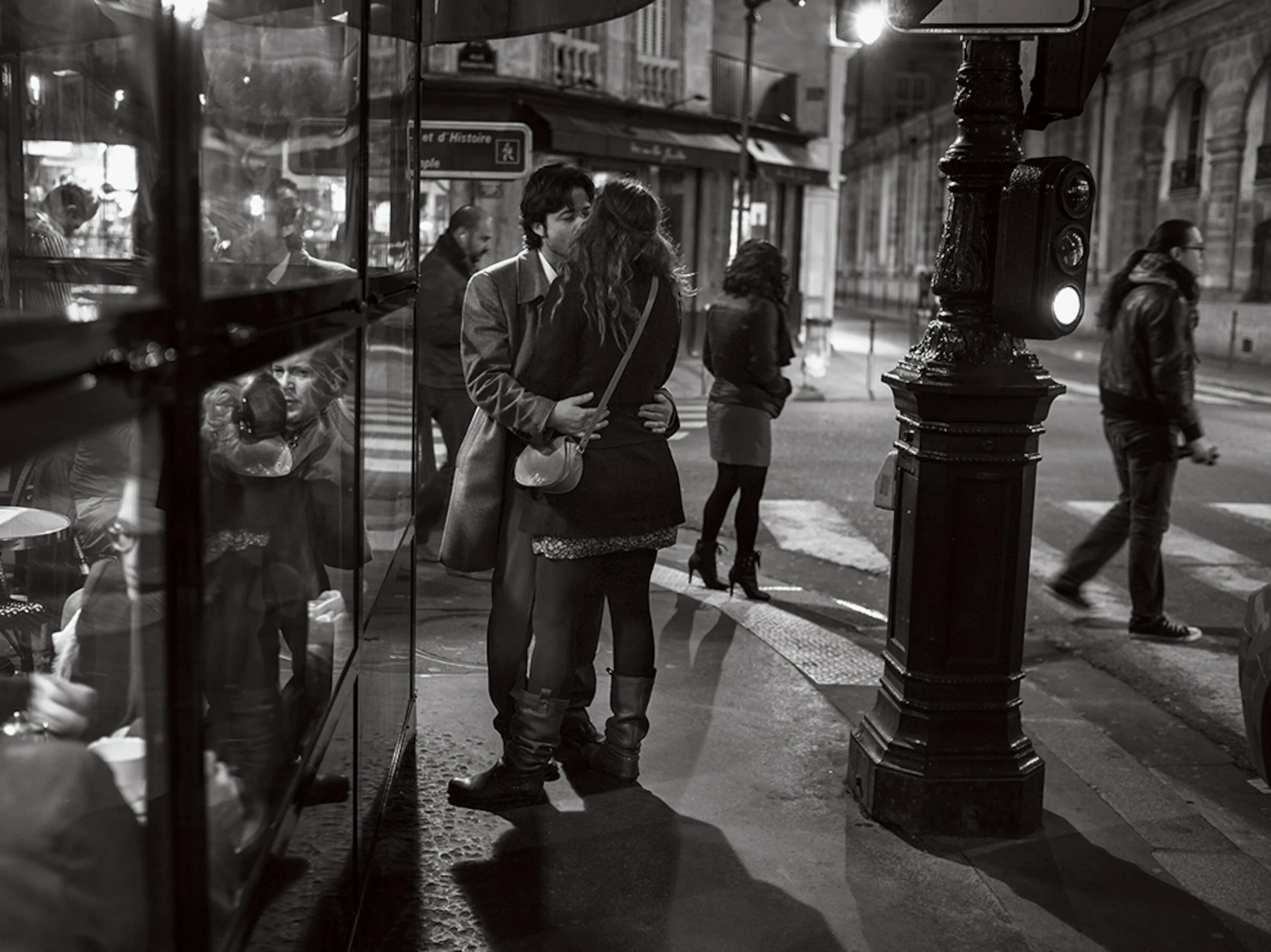 Standing 18. Питер Тернли фотограф. Прохожие в городе. Поцелуй ночью на улице. Уличная романтика.