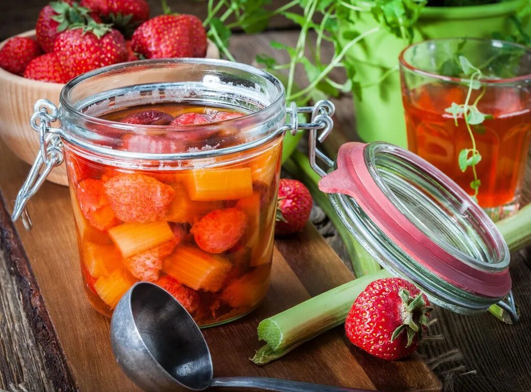 Компот из ревеня рецепты приготовления пить сразу. Компот из ревеня и клубники. варенье. ревеневое варенье. варенье из ревеня с апельсином.