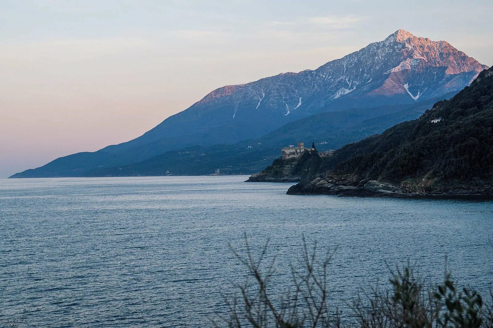 храмы горы афон. храм на вершине горы афон. гора афон с моря. святая гора в греции 4 буквы. панагия афон.