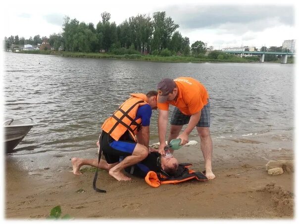 Спасение утопающего человека. Спасение на воде. Спасатели на берегу.