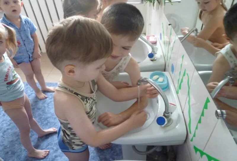 умывание детей в детском саду. умывание детей в саду. умывание детей в саду. умывание в доу. дети умываются в саду.