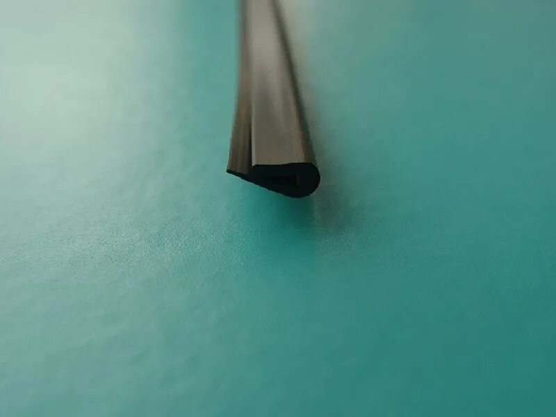 клинч для натяжных потолков. клин гарпун. вклейка гарпуна в световые линии по месту. клинч гарпун. гарпун фикс 2.