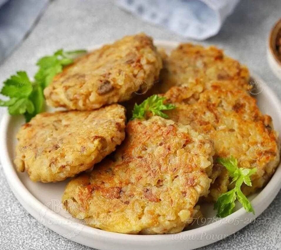 Постные котлеты из гречки. Грибные котлеты. Котлеты из гречки вареной. Вкусные котлеты из гречки. Котлеты из гречки рецепт пошагово.