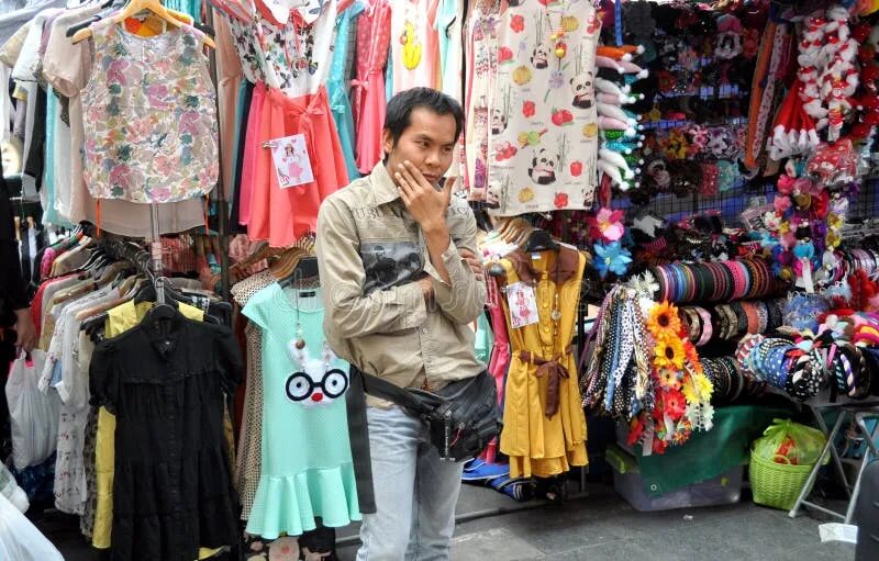 Продавец одежды на рынке. Продавец на вещевом рынке. Сумка продавца на рынке. Торговка одеждой на рынке. Бангкок одежда