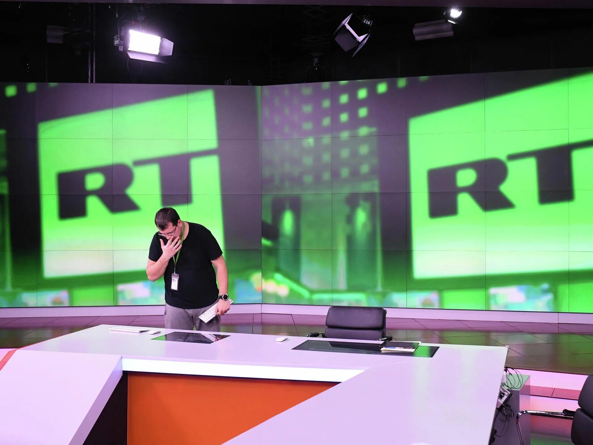 Rt show. Раша Тудей студия. Раша Тудей ведущий. Russia today Телеканал. Russia today офис.