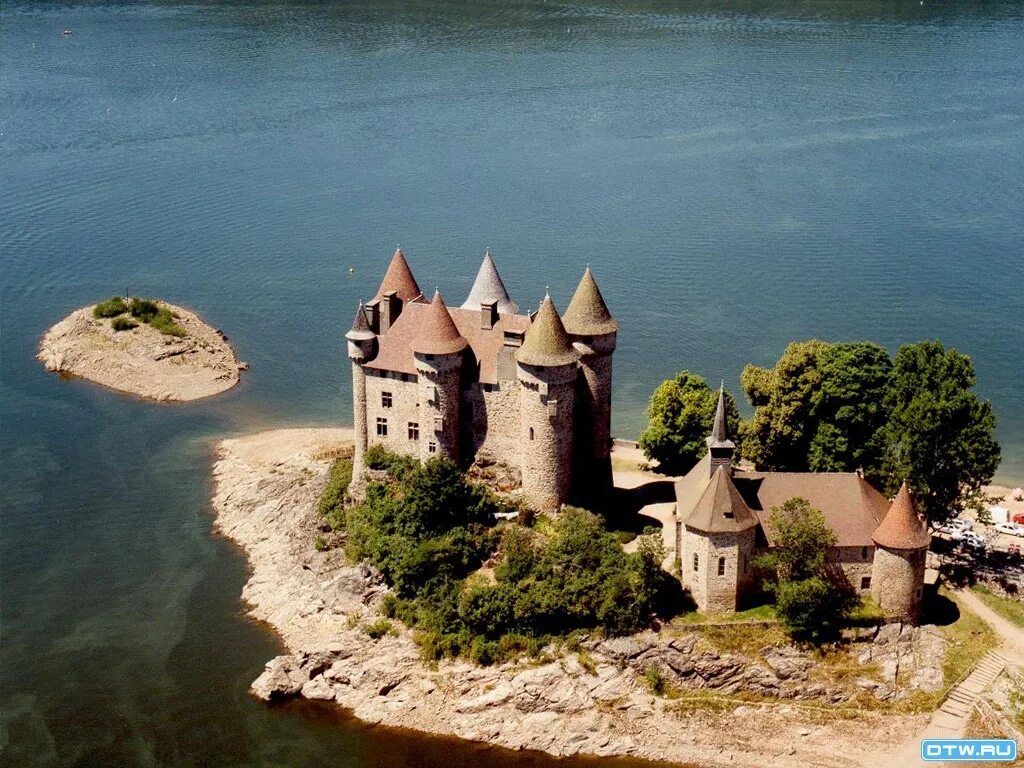 Замок Шато-де-Валь. Шато де Валь Франция. Фретеваль замок. Замок Европа средневековье на острове. Recipient city