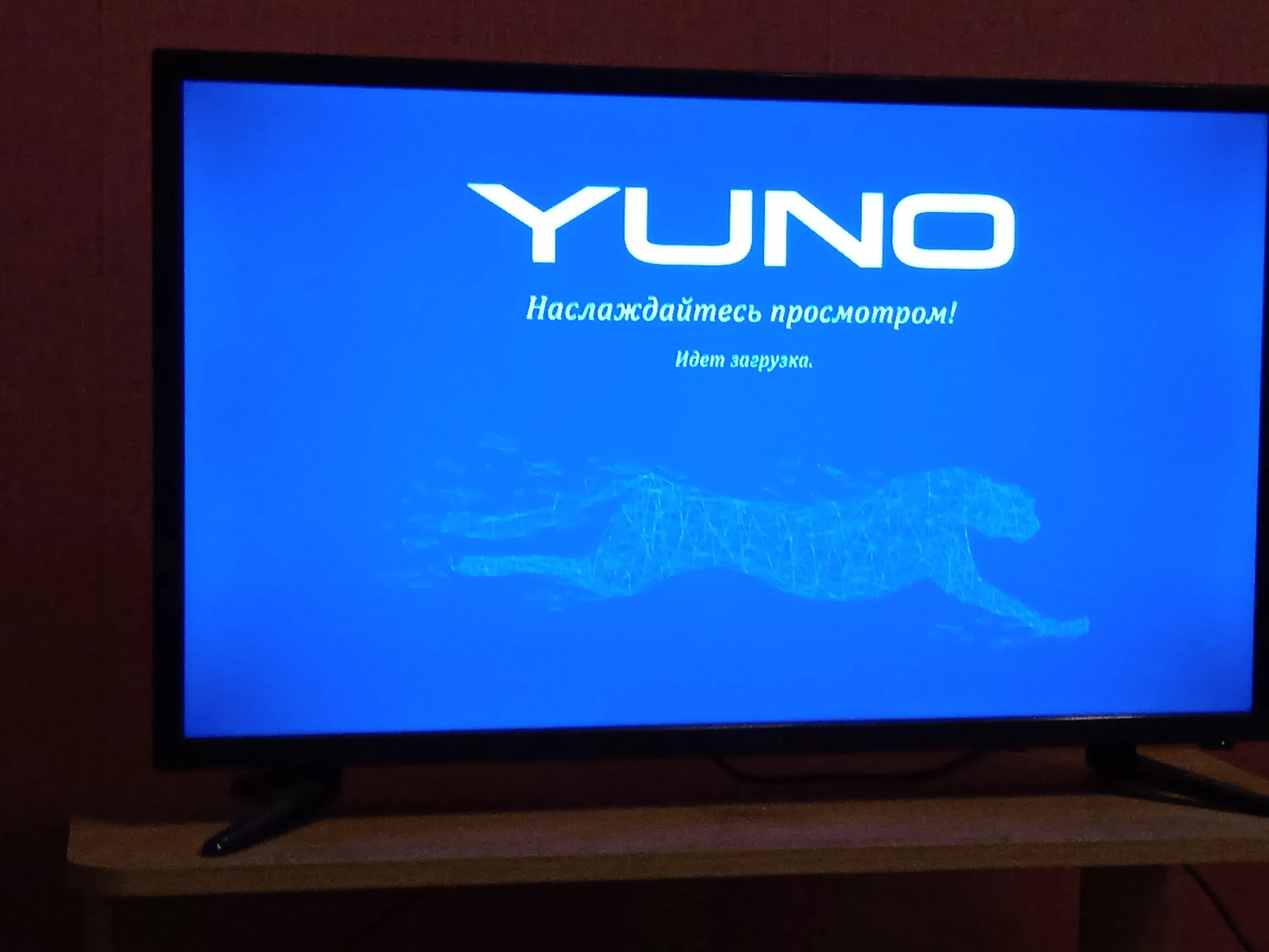 Телевизор yuno купить. Телевизор Yuno. Телевизор виснет. Заставка на телевизор. Заставки BBK на телевизоре.