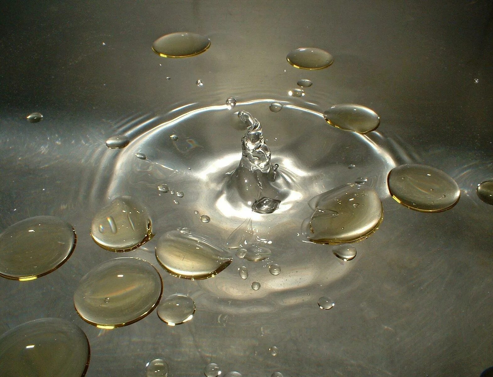 Капля воды. Капля на поверхности. Капля масла в воде. Капля воды на поверхности воды. В воде масло образует