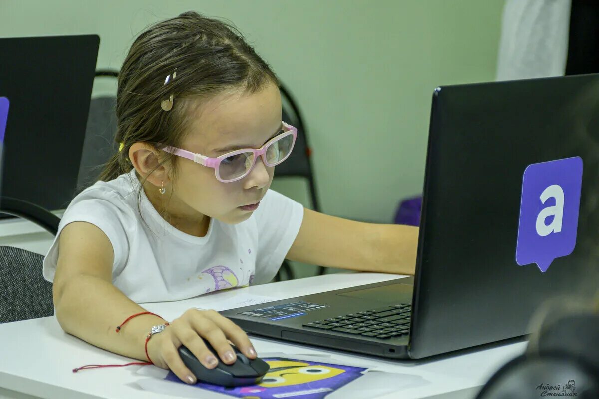 Программист будущего. Алгоритмика девочка. Программист будущего. Ребенок программист. Будущий программист.