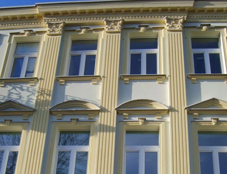 Пилястры на фасаде здания. Пилястры на фасаде. пилястра это в архитектуре. плоские колонны на фасаде. полуколонны на фасаде здания.